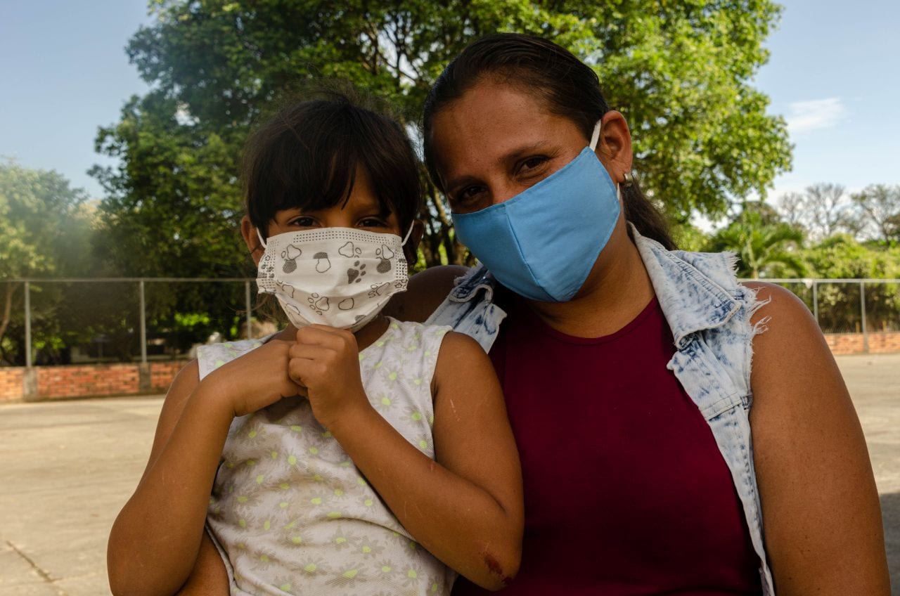 Yuleima and daughter at Venezuela/Colombia border