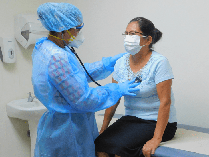 A patient with respiratory symptoms is examined at the Americares Family Clinic in Santiago de Maria as part of Americares expanded COVID-19 response supported by USAID. Photo courtesy of Americares.