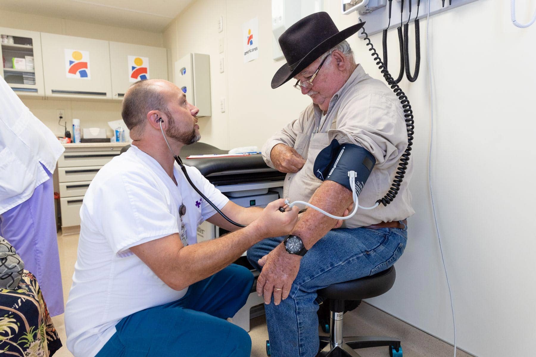 Doctor checking patient's blood pressure in Panama City. Photo by William Vazquez